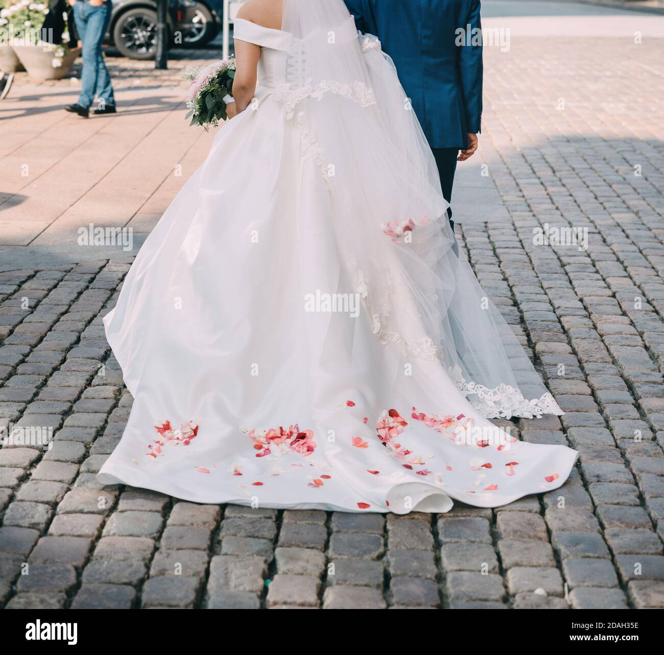 Couple de mariage célébrant ensemble le joyeux jour de mariage. Concept d'agence de mariage. Banque D'Images Couple de mariage célébrant ensemble le joyeux jour de mariage. Concept d'agence de mariage. Banque D'Images