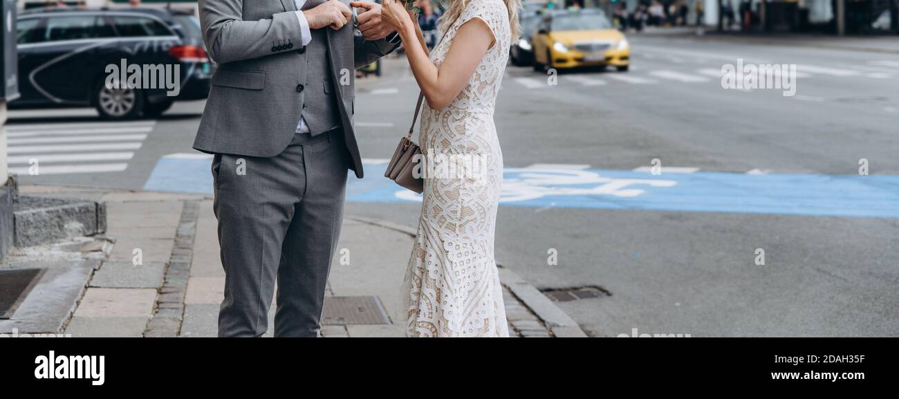 Couple de mariage célébrant ensemble le joyeux jour de mariage. Concept d'agence de mariage. Banque D'Images Couple de mariage célébrant ensemble le joyeux jour de mariage. Concept d'agence de mariage. Banque D'Images