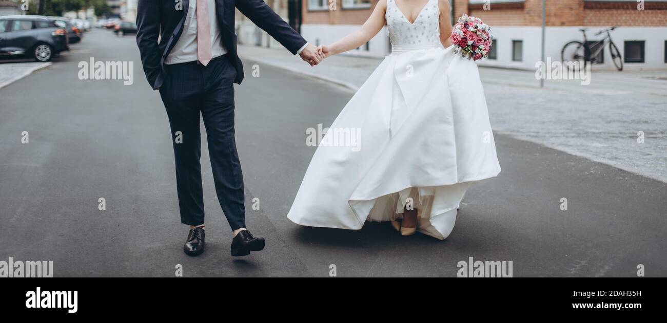 Couple de mariage célébrant ensemble le joyeux jour de mariage. Concept d'agence de mariage. Banque D'Images Couple de mariage célébrant ensemble le joyeux jour de mariage. Concept d'agence de mariage. Banque D'Images
