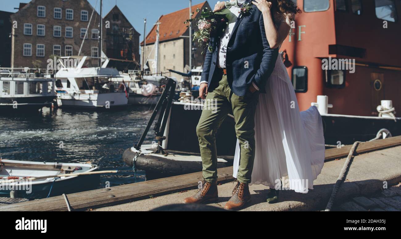 Couple de mariage célébrant ensemble le joyeux jour de mariage. Concept d'agence de mariage. Banque D'Images Couple de mariage célébrant ensemble le joyeux jour de mariage. Concept d'agence de mariage. Banque D'Images