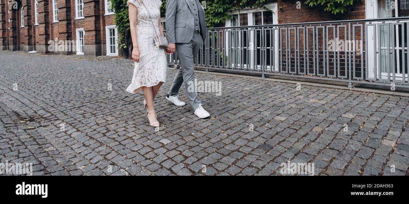 Couple de mariage célébrant ensemble le joyeux jour de mariage. Concept d'agence de mariage. Banque D'Images Couple de mariage célébrant ensemble le joyeux jour de mariage. Concept d'agence de mariage. Banque D'Images