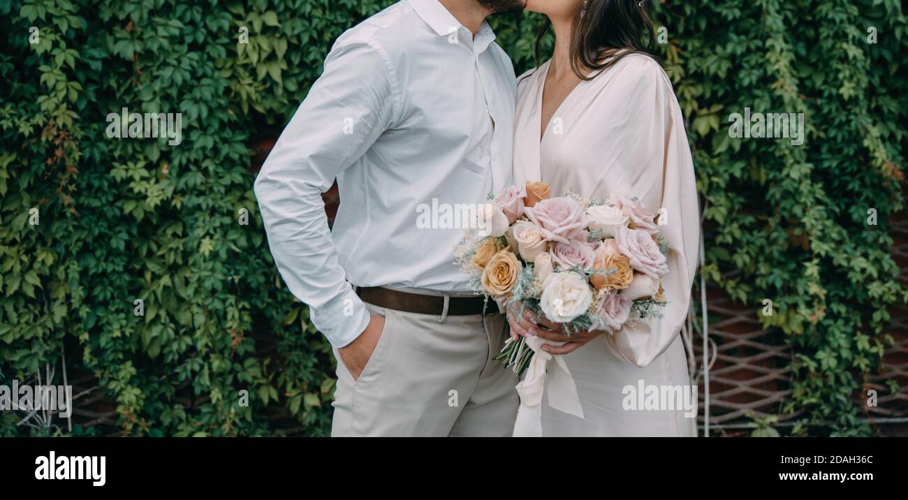 Couple de mariée célébrant ensemble le joyeux jour de mariage. Banque D'Images Couple de mariée célébrant ensemble le joyeux jour de mariage. Banque D'Images