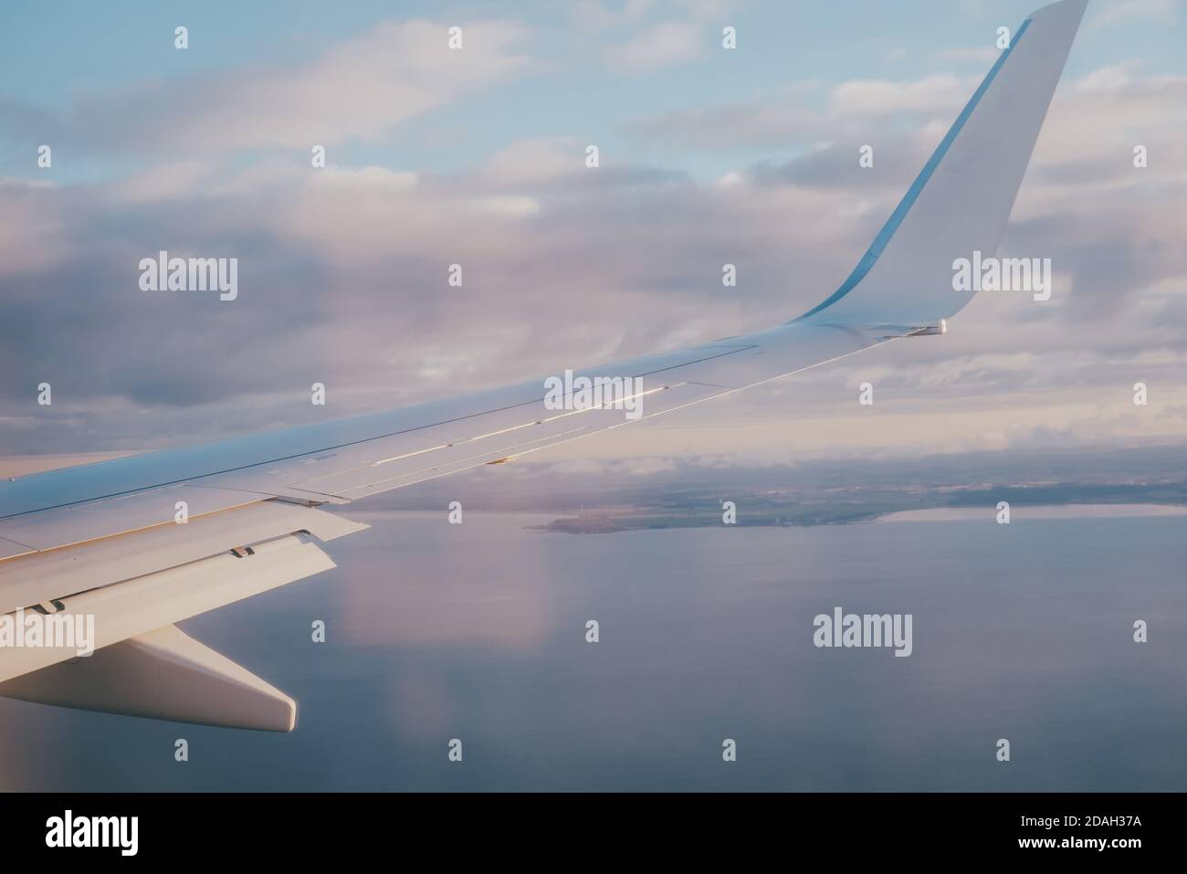 Intérieur de l'avion avec vue sur la mer Baltique et les nuages. Banque D'Images