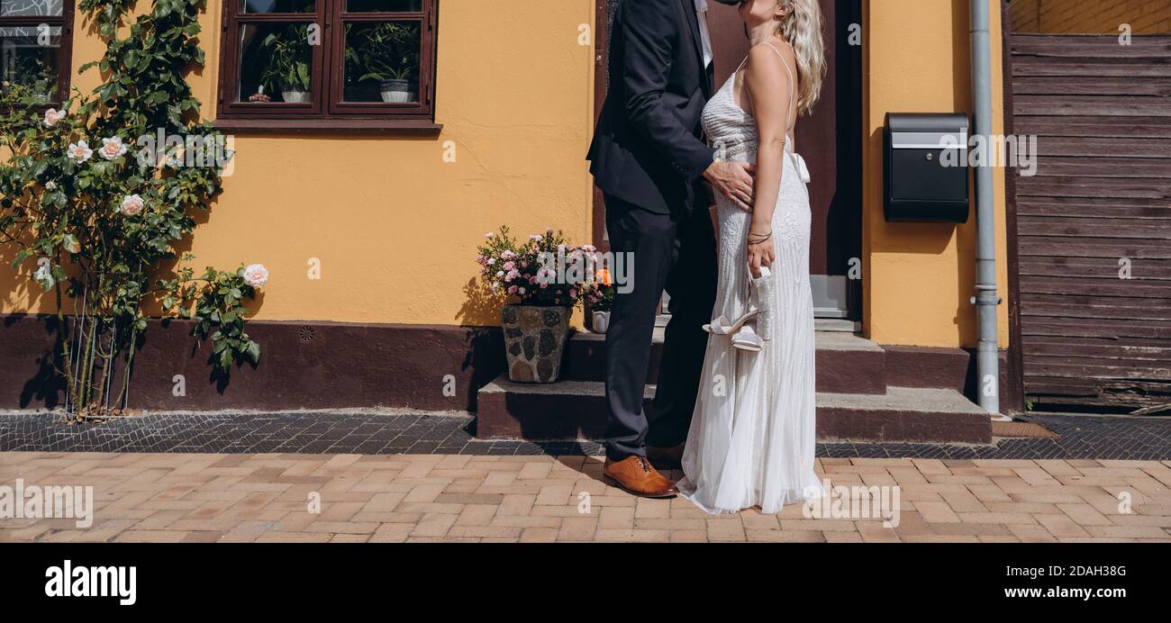 Couple de mariage célébrant ensemble le joyeux jour de mariage. Concept d'agence de mariage. Banque D'Images Couple de mariage célébrant ensemble le joyeux jour de mariage. Concept d'agence de mariage. Banque D'Images