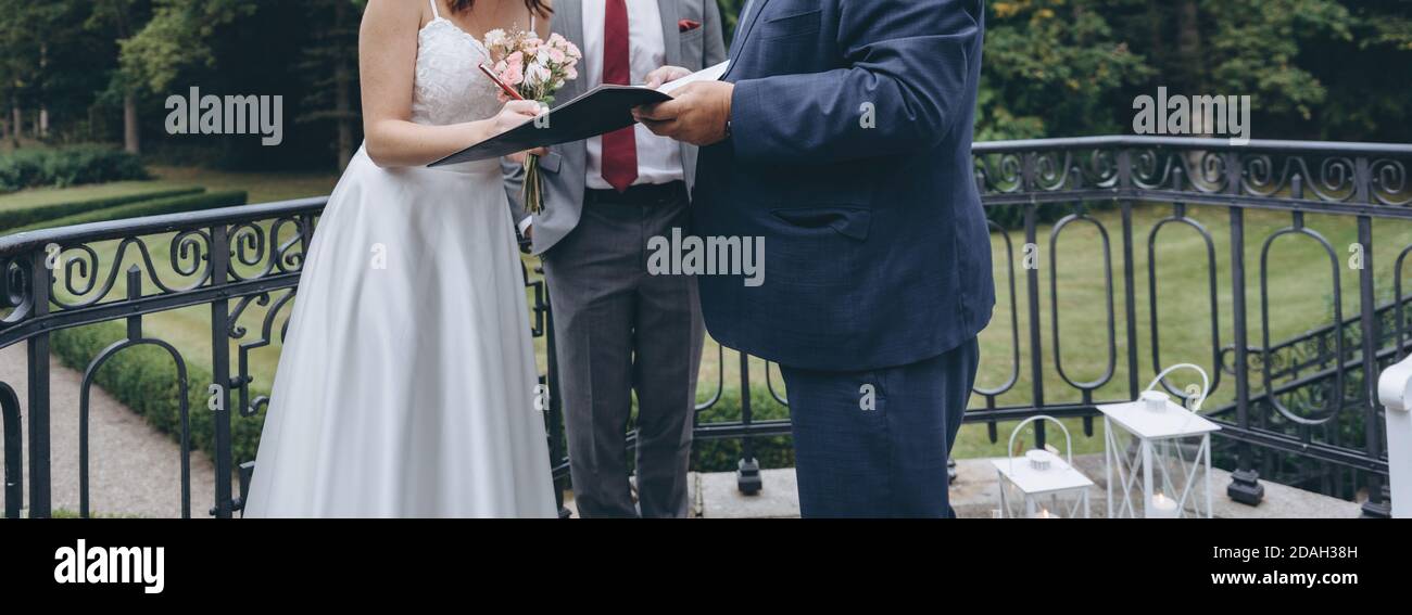 Couple de mariage célébrant ensemble le joyeux jour de mariage. Concept d'agence de mariage. Banque D'Images Couple de mariage célébrant ensemble le joyeux jour de mariage. Concept d'agence de mariage. Banque D'Images