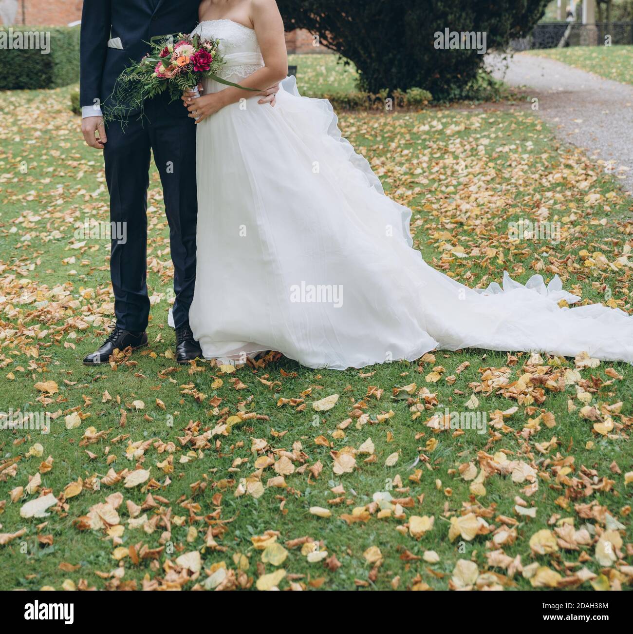 Couple de mariage célébrant ensemble le joyeux jour de mariage. Concept d'agence de mariage. Banque D'Images Couple de mariage célébrant ensemble le joyeux jour de mariage. Concept d'agence de mariage. Banque D'Images