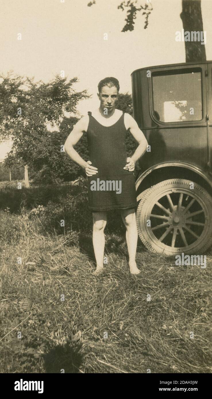 Antique c1915 photographie, homme dans la période maillot de bain près de la voiture. Emplacement exact inconnu, probablement New York. SOURCE : PHOTO ORIGINALE Banque D'Images