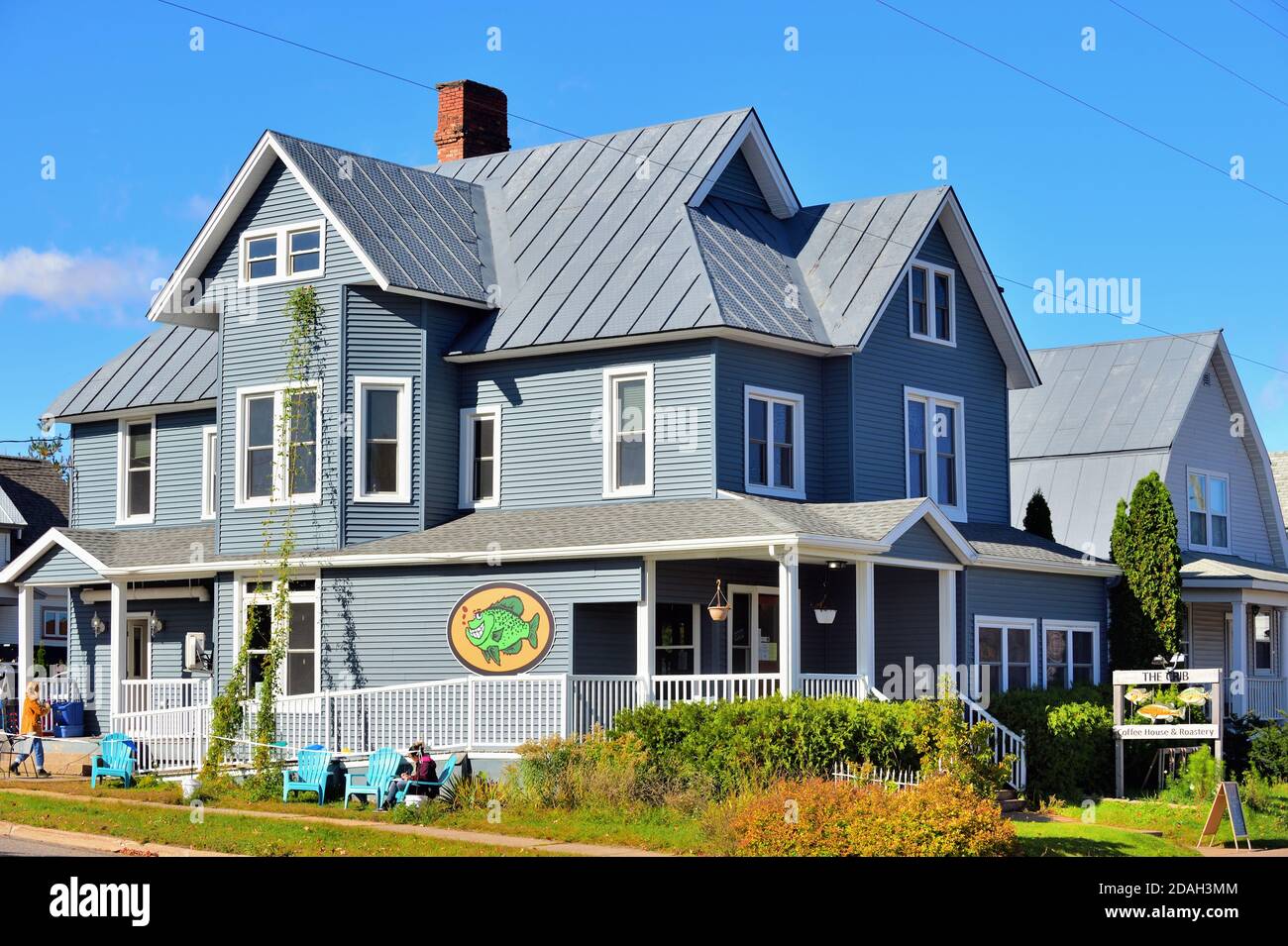 Marquette, Michigan, États-Unis. Ce qui était une grande maison avait été transformée en café local qui comprenait des places en plein air dans le centre-ville de Marquette. Banque D'Images