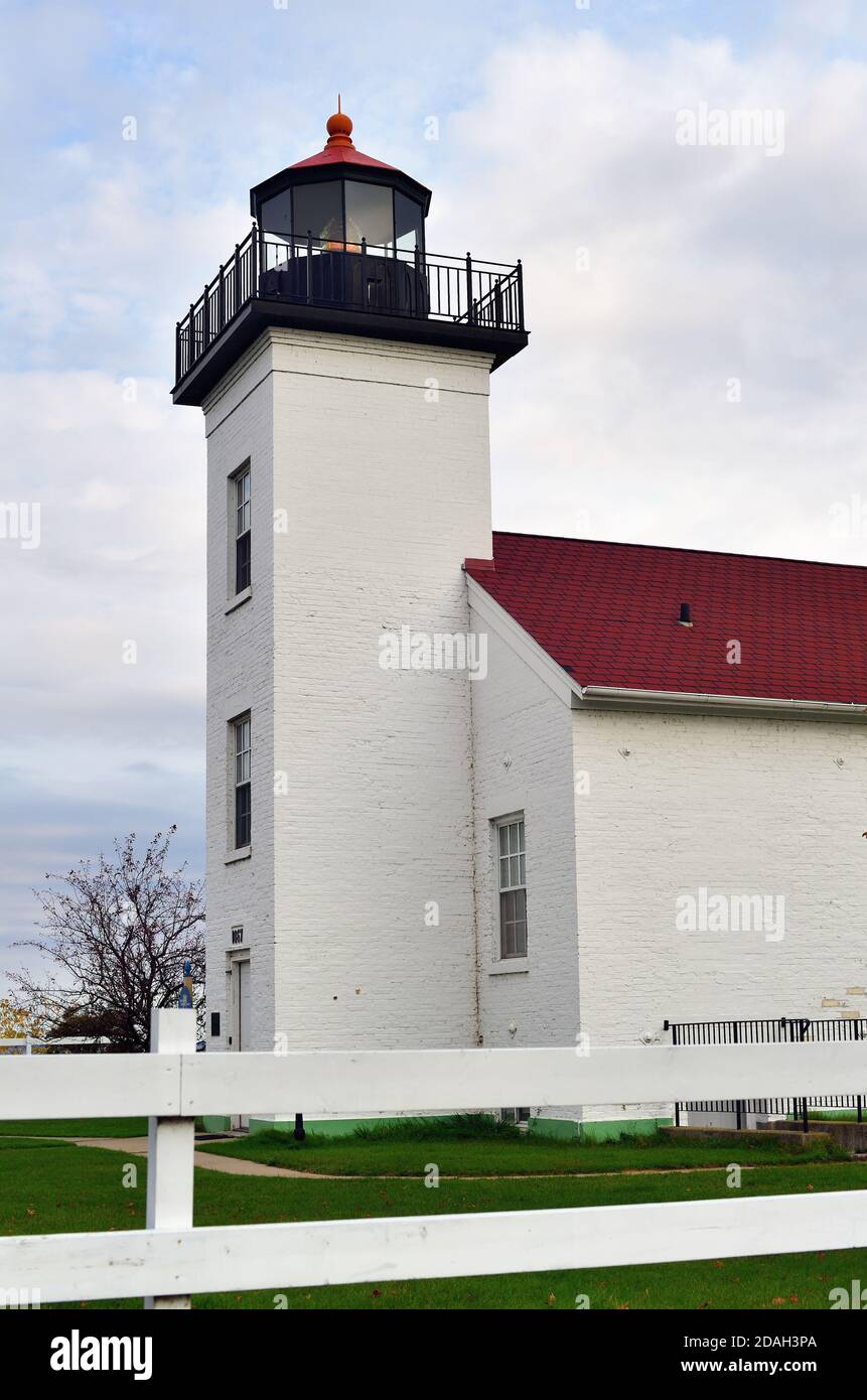 Escanaba, Michigan, États-Unis. Le phare de Sand point par une journée d'automne nuageux mais sèche. Le phare est situé sur Little Bay de NOC. Banque D'Images