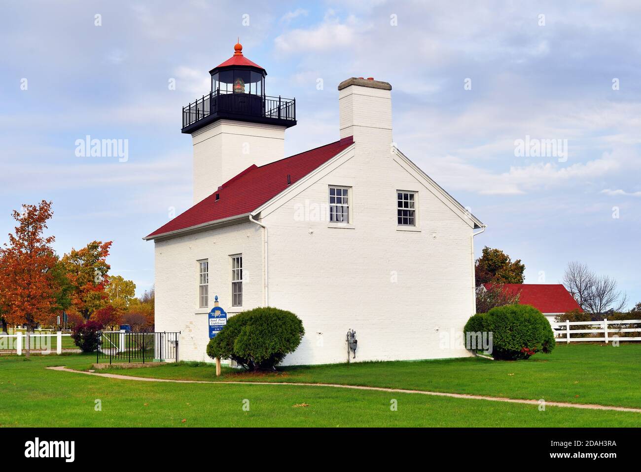 Escanaba, Michigan, États-Unis. Le phare de Sand point par une journée d'automne nuageux mais sèche. Le phare est situé sur Little Bay de NOC. Banque D'Images