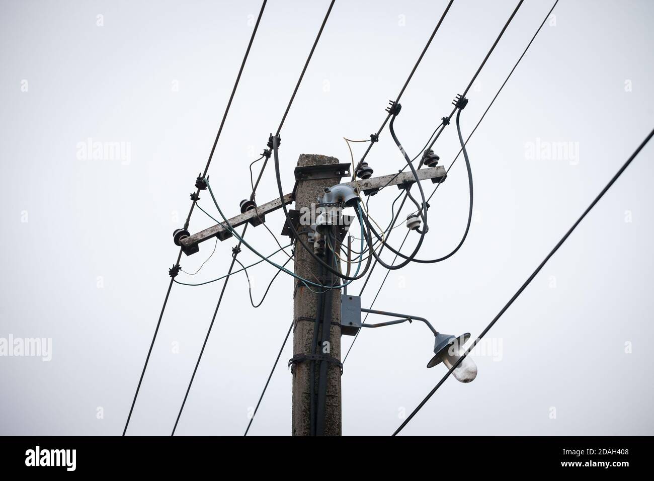 Ancienne ligne électrique et lampe de rue, avec un câble d'alimentation, faite d'un système de connexion obsolète au réseau public d'électricité prise Banque D'Images