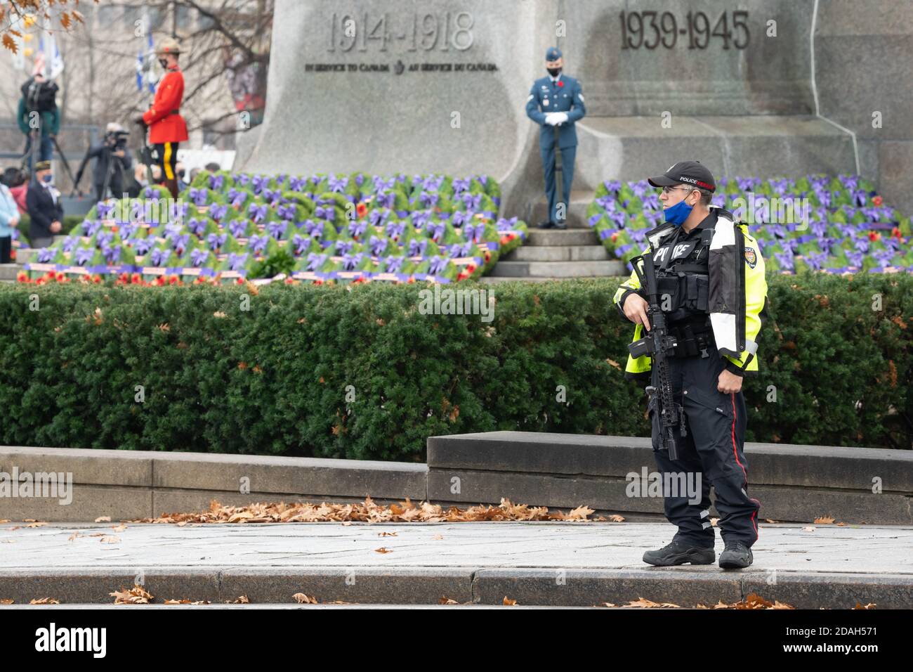 Un policier visiblement armé empêche le grand public d'assister à la cérémonie du jour du souvenir à Ottawa en raison de la COVID-19. Banque D'Images