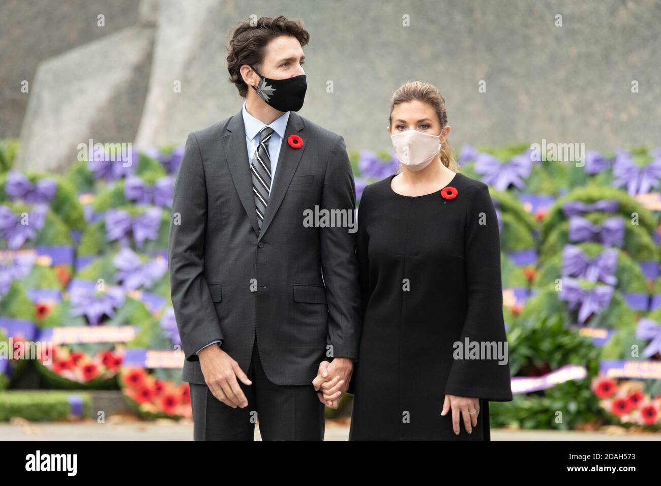 Le premier ministre Justin Trudeau et son épouse Sophie quittent la cérémonie du jour du souvenir à Ottawa. Le public a été empêché d'y assister en raison de la COVID-19. Banque D'Images