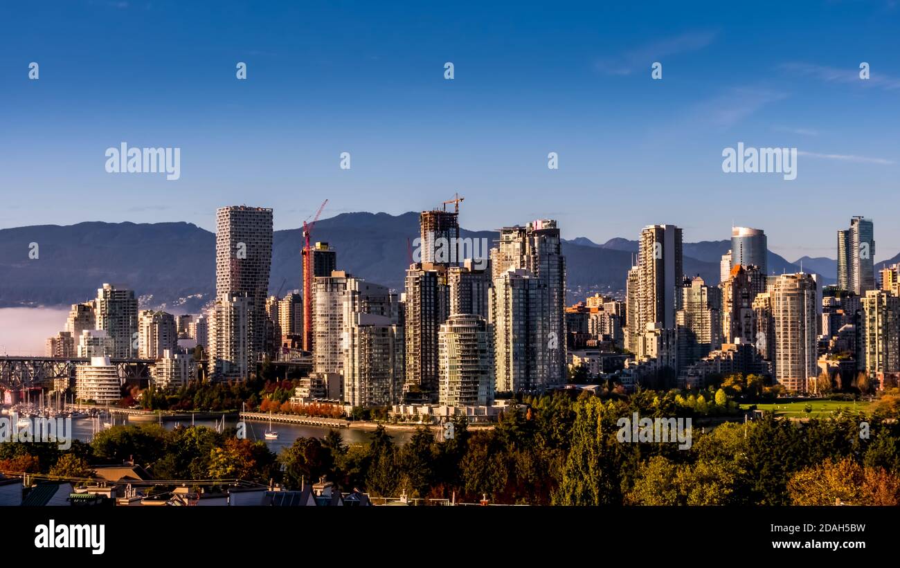 Skyline du centre-ville de Vancouver, Colombie-Britannique, Canada au coucher du soleil. Vue depuis la rive sud de Falls Creek Banque D'Images