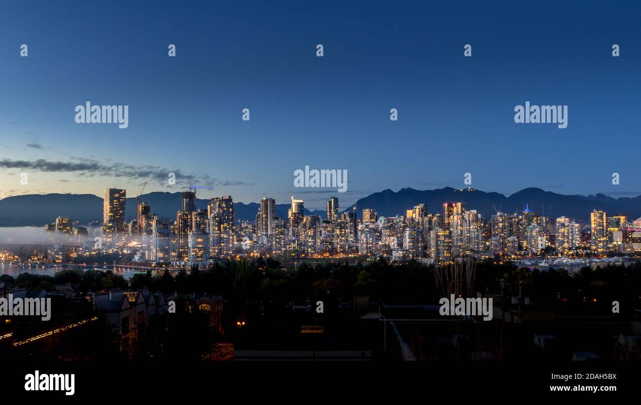 Blue Hour After the Sun a surpassé le Skyline du centre-ville de Vancouver, Colombie-Britannique, Canada. Vue depuis la rive sud de Falls Creek Banque D'Images