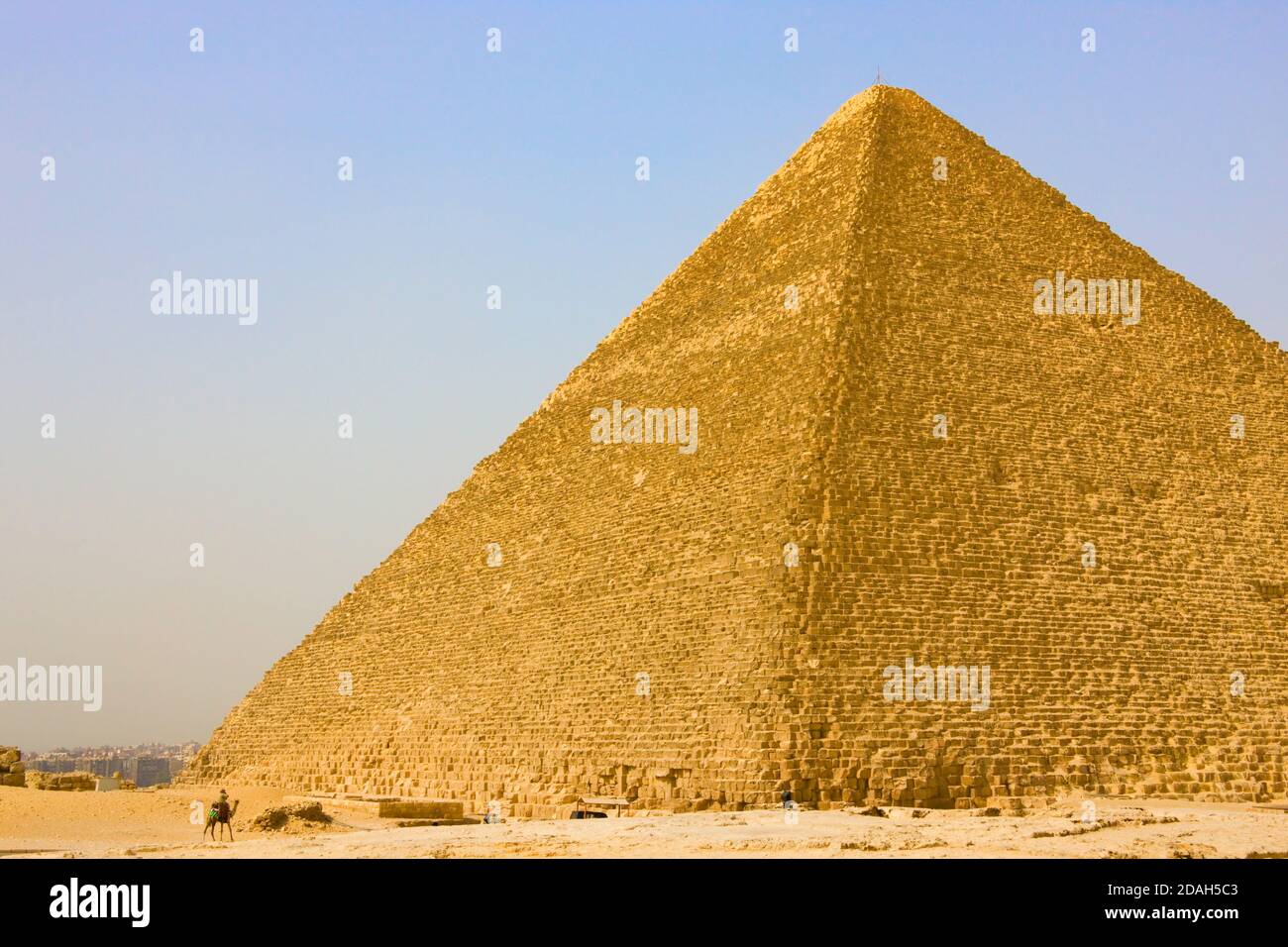 La Grande Pyramide de Gizeh, site classé au patrimoine mondial de l'UNESCO, Gizeh, gouvernorat du Caire, Égypte Banque D'Images