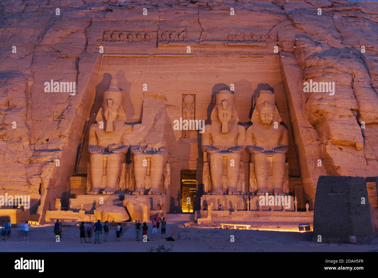 Vue nocturne des personnages humains à l'entrée du Grand Temple, Temple d'Abu Simbel, site classé au patrimoine mondial de l'UNESCO, gouvernorat d'Assouan, Égypte Banque D'Images