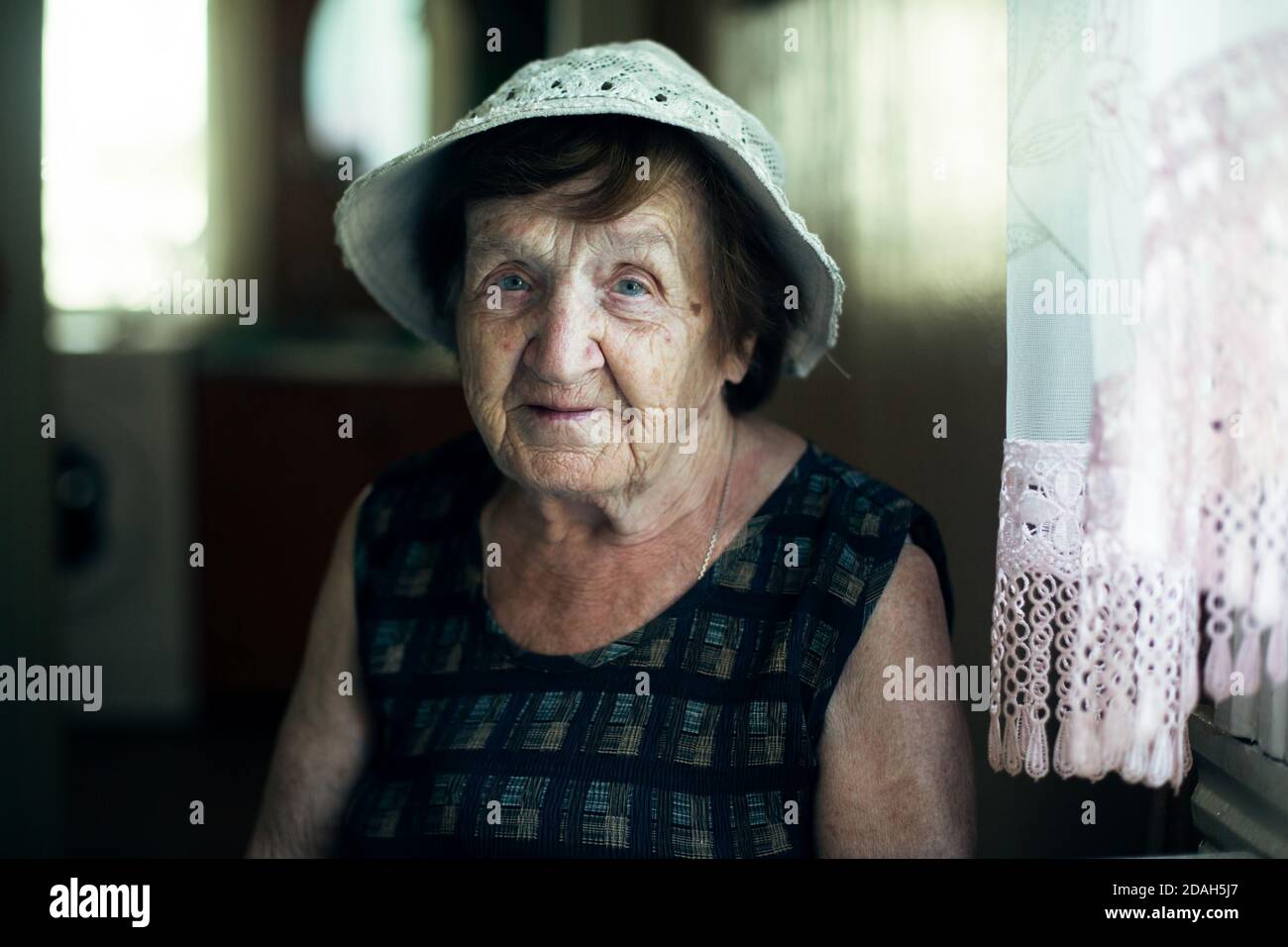 Portrait d'une vieille femme dans la cuisine de sa maison. Banque D'Images