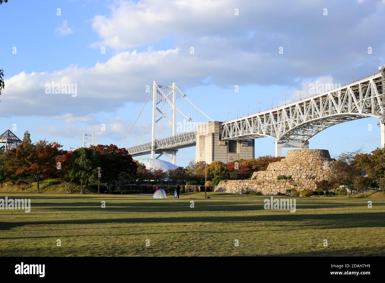 Marugame, Shikoku, Japon, 09/11/2020 , Pont Seto Ohashi vu du parc du Musée Memorial. Banque D'Images