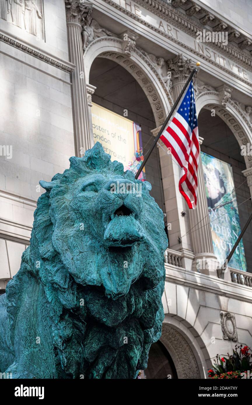 Lion de patine en bronze et vert devant l'Art Institut avec le drapeau américain Banque D'Images