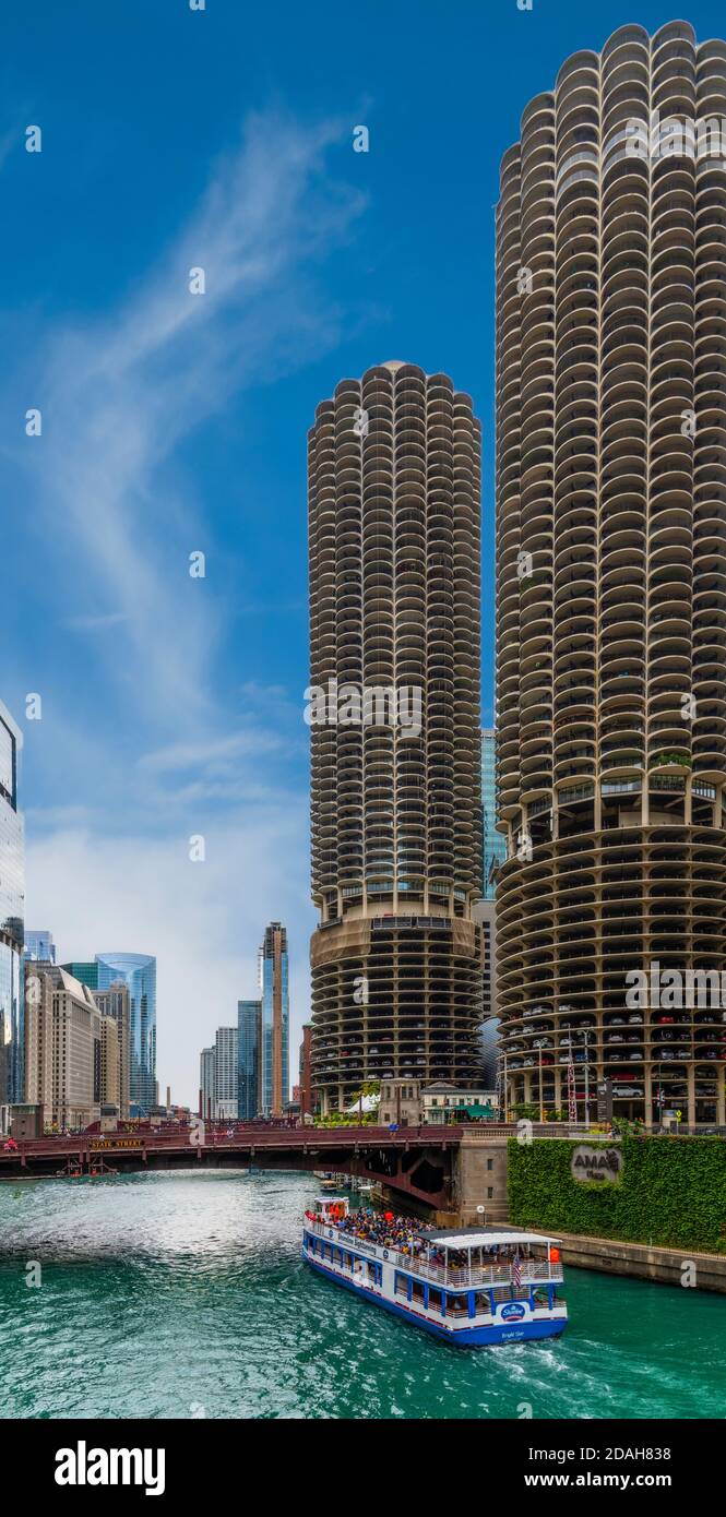Marina City et la rivière Chicago avec une rivière bateau de croisière Banque D'Images
