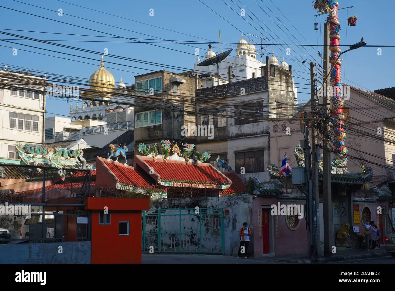Vue de Chakrawat / route de Chakkawat dans Pahurat / zone de Phahurat bordant Chinatown, également connu sous le nom de marché indien ou quartier indien; Bangkok, Thaïlande Banque D'Images