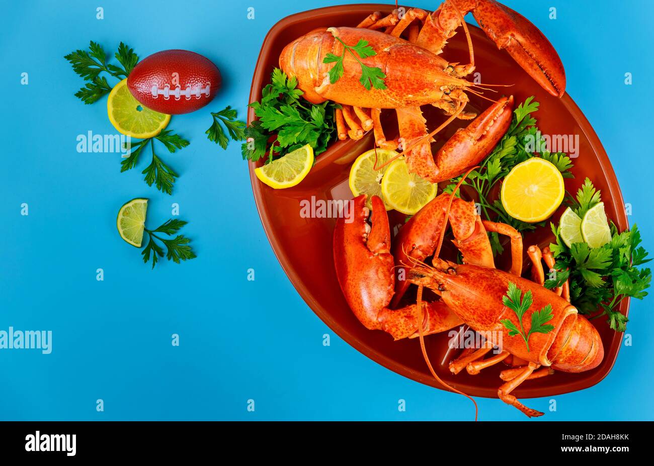 Composition alimentaire pour le match de football américain. Lobsers et ballon de football. Banque D'Images