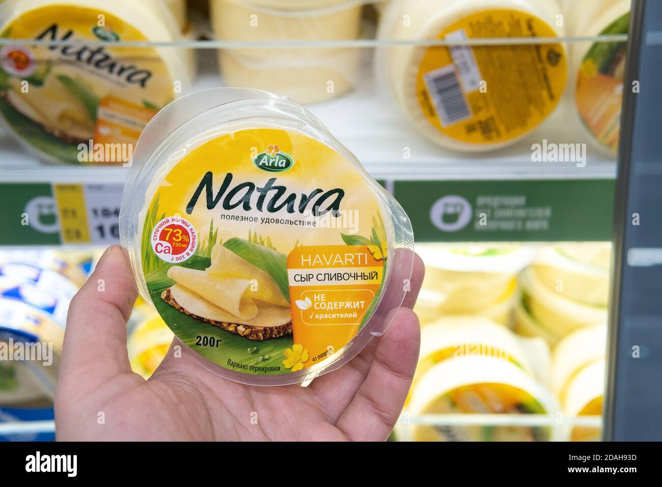 Tyumen, Russie-07 novembre 2020: natura fromage ARLA pour la vente dans le supermarché navarti. Achat de nourriture Banque D'Images