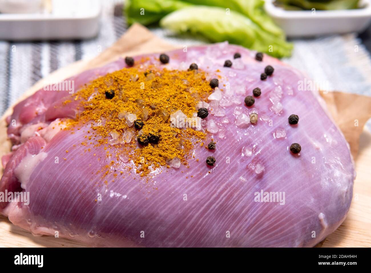 filet de cuisse de dinde frais avec ingrédients pour la cuisson des épices de curry, poivre noir, sel de mer Banque D'Images