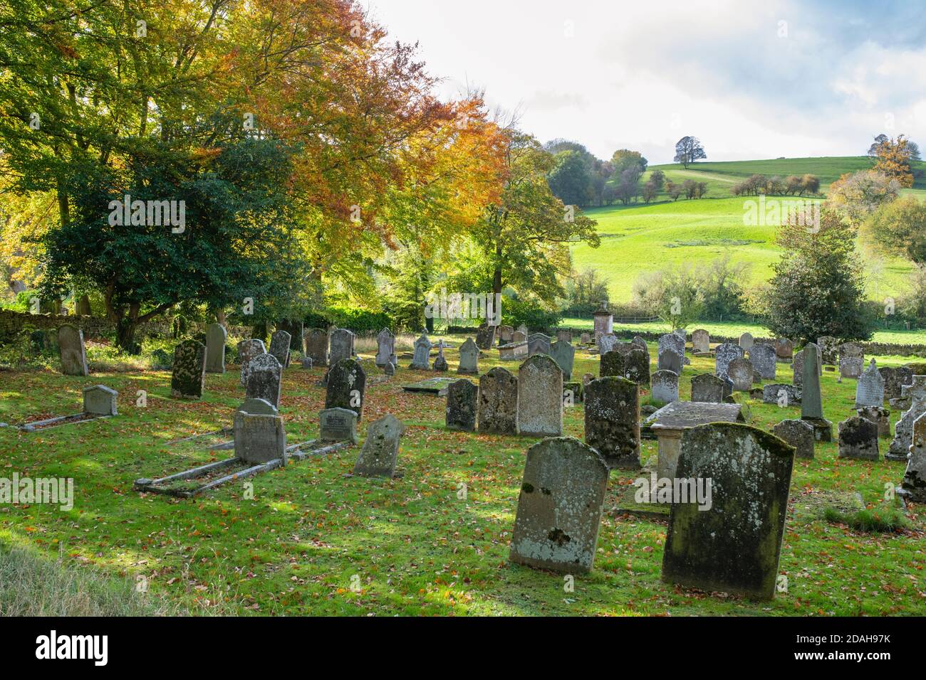 Le chantier naval de St Eadburgha en automne. Broadway, Cotswolds, Worcestershire, Angleterre Banque D'Images