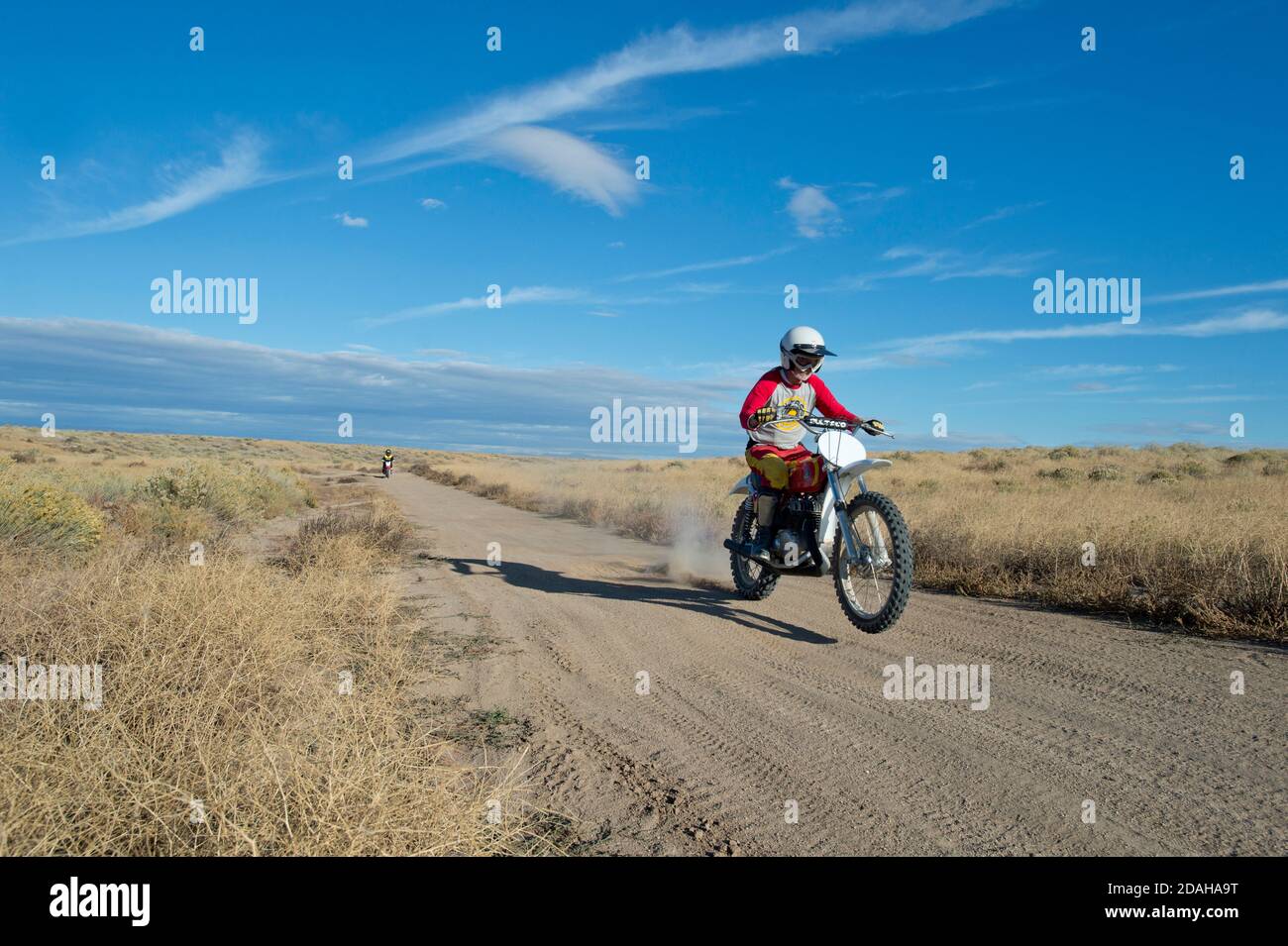 Cycliste conduisant un vélo d'époque de la poussière de Bultaco Banque D'Images
