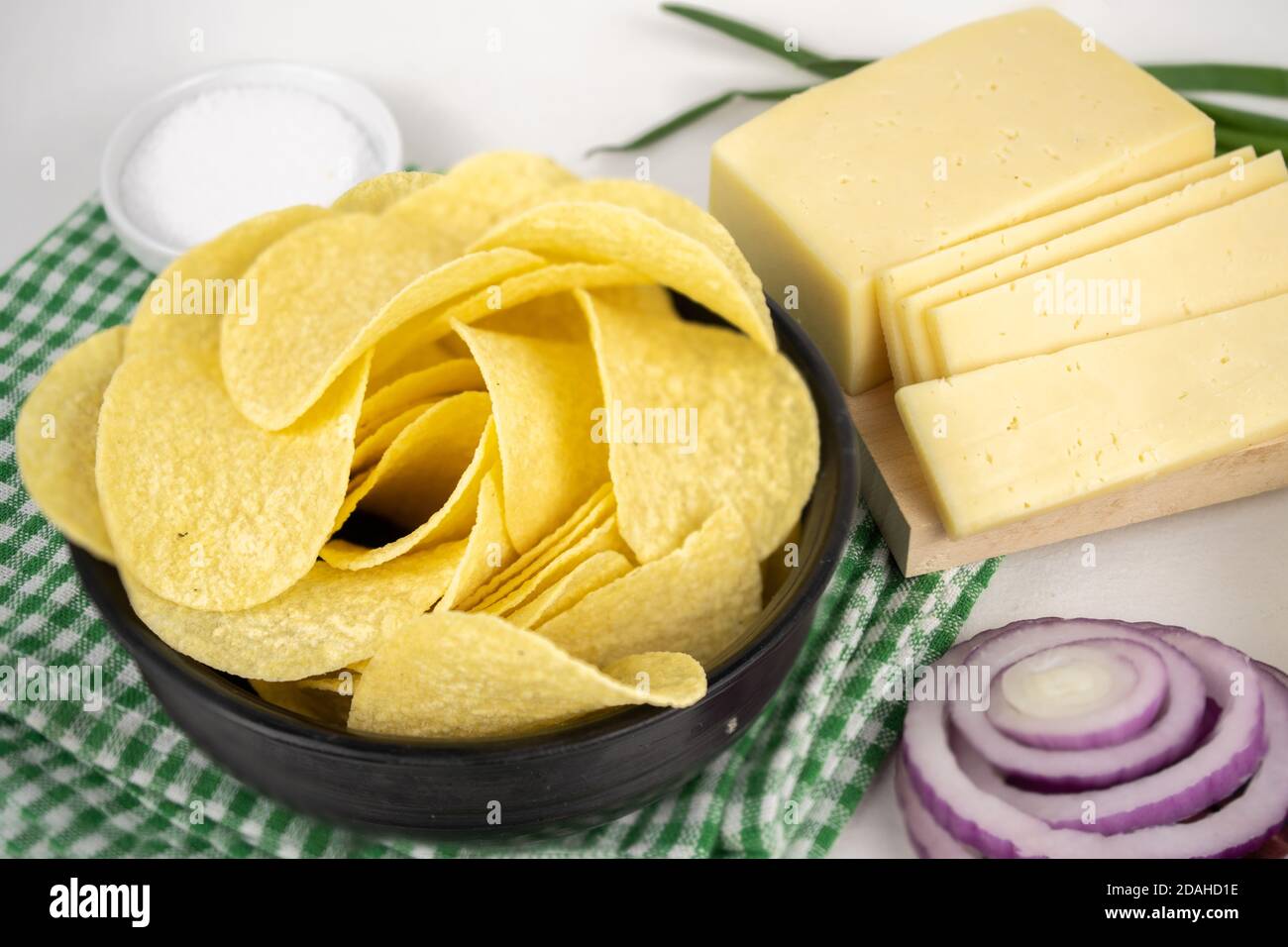 Concept de croustilles aux saveurs différentes. Croustilles au fromage, sauce à la crème sure et oignon vert Banque D'Images