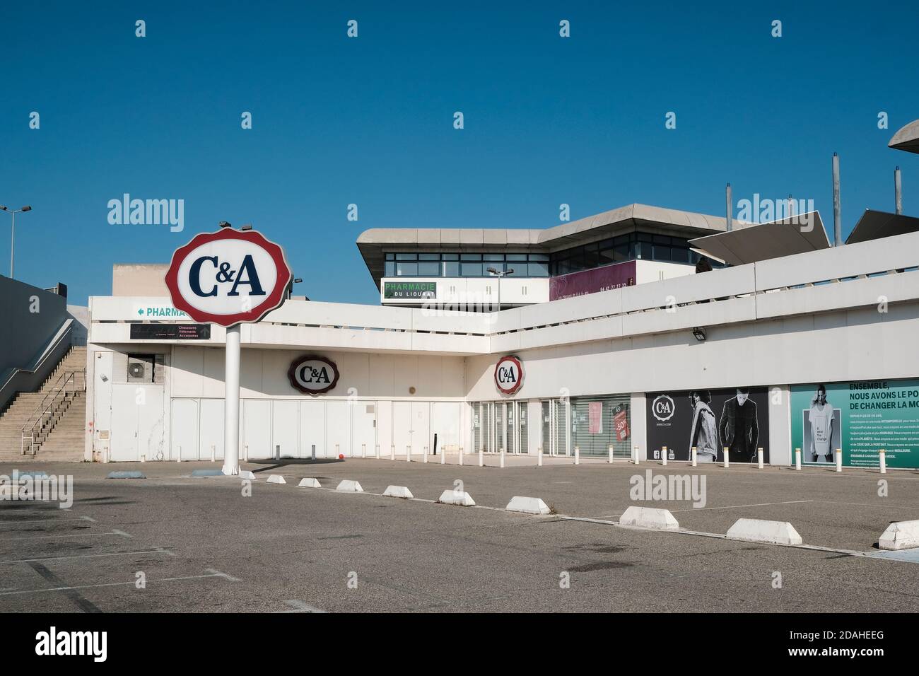 Un grand magasin C&A est fermé en raison de la faillite causée par la crise économique du coronavirus pandémique. Banque D'Images