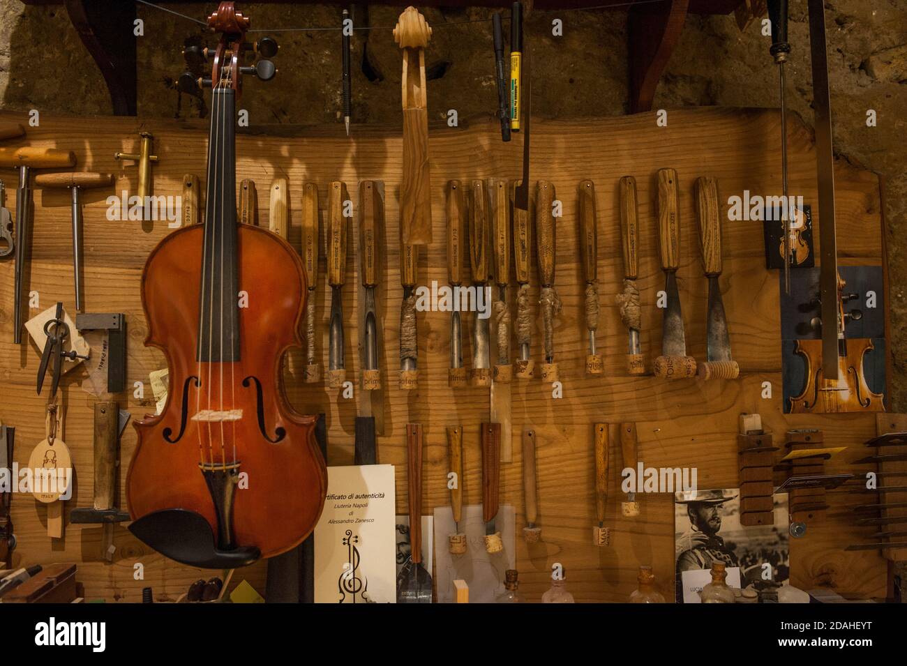 Atelier de fabrication de violon napolitain 'Liuteria Napoli' Photo Stock -  Alamy