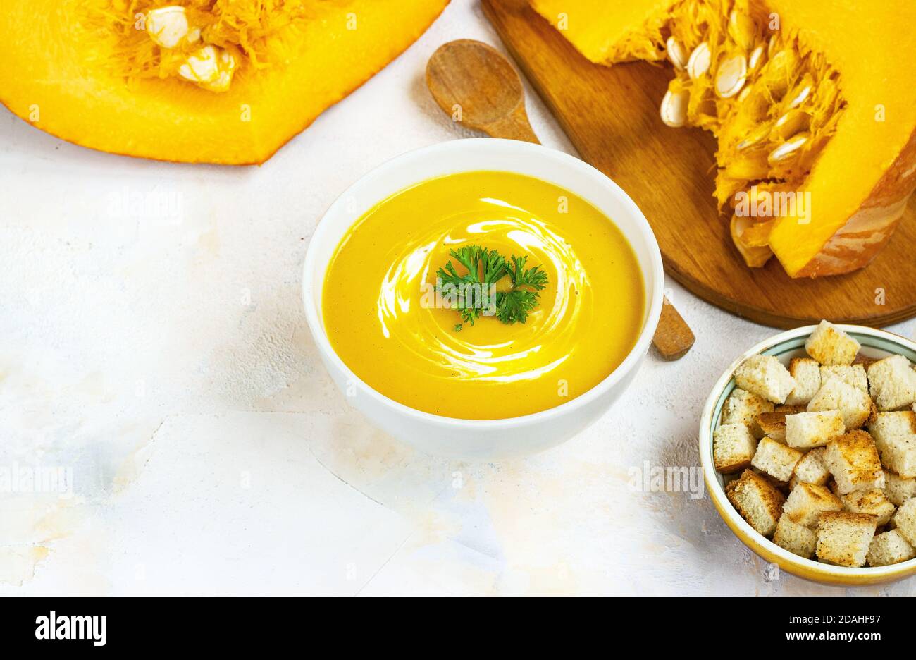 soupe de potiron à la crème sur fond léger soupe de potiron sur un fond clair avec des croutons Banque D'Images