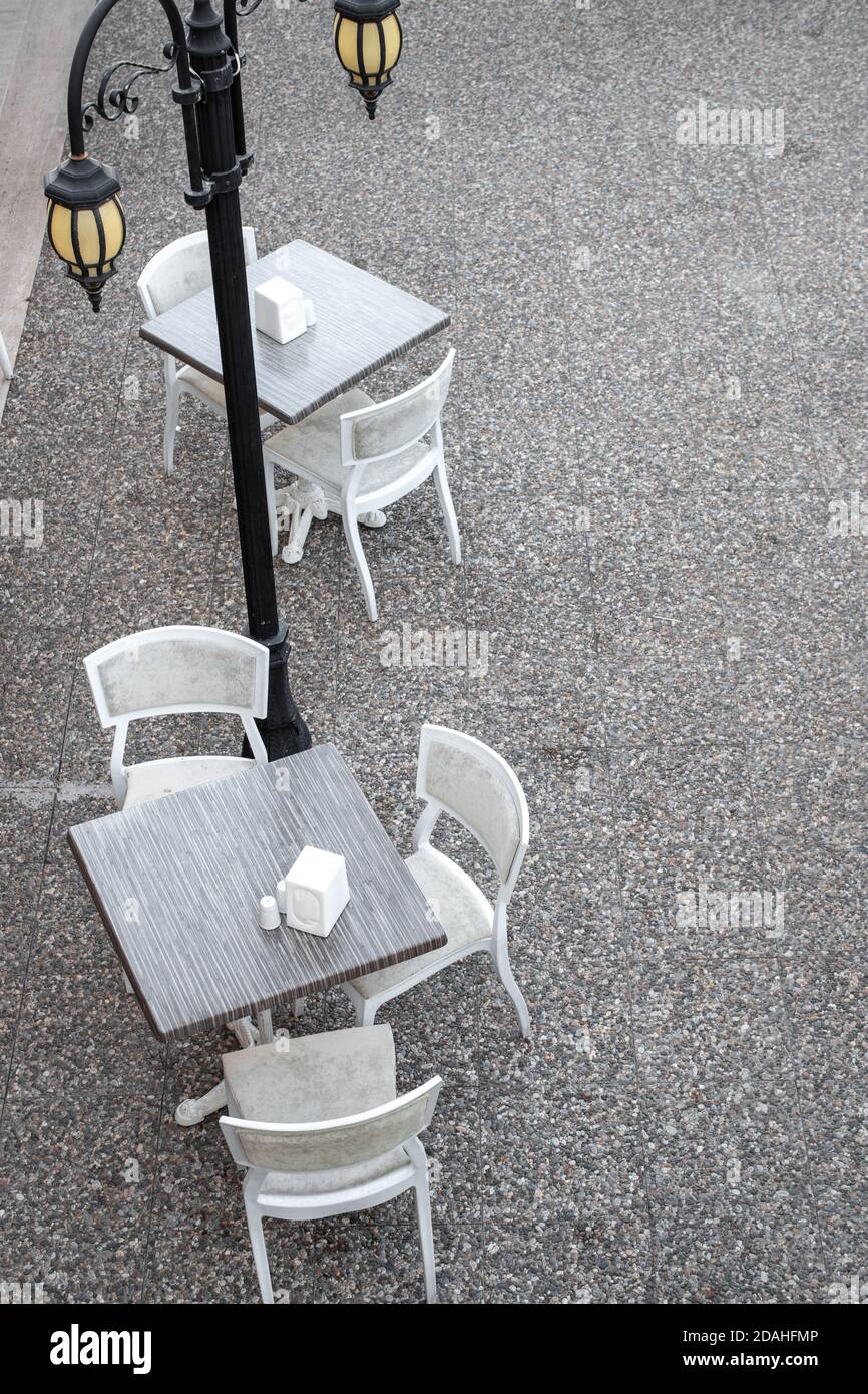 vider les tables dans un café de rue pendant une pandémie de virus. Confinement de la ville de New York, quarantaine du coronavirus. Tables de restaurant et de cafétéria vides. Vertical Banque D'Images