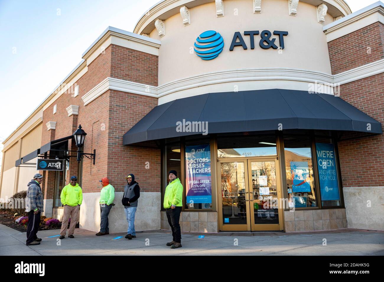 Perrysburg, États-Unis. 12 novembre 2020. LOGO AT&T vu dans l'un de leurs magasins. Crédit : SOPA Images Limited/Alamy Live News Banque D'Images