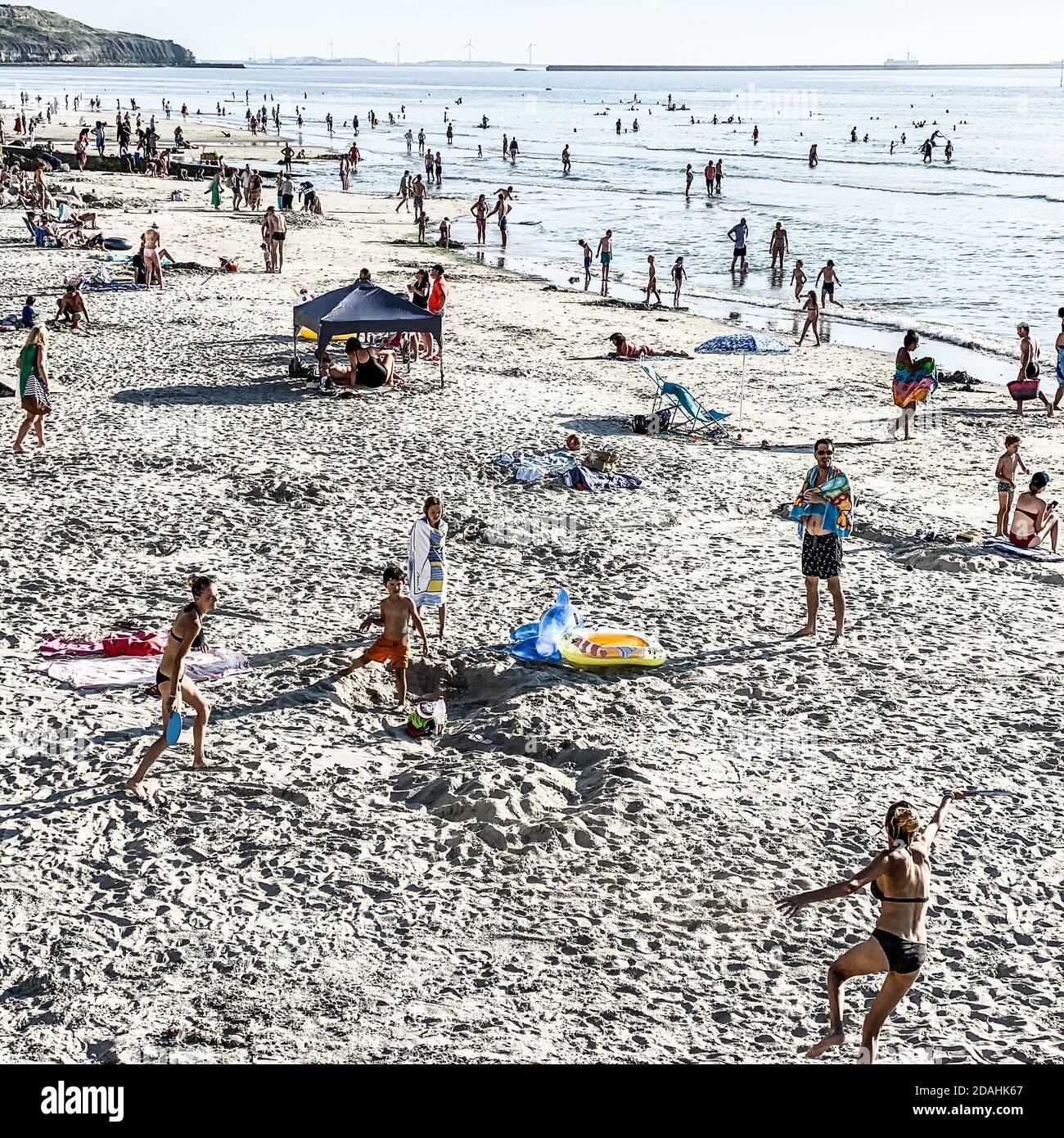 Wimereux, Fance, 13 AOÛT 2020 - foule, beaucoup de gens, jouant sur la plage de sable de Wimereux Banque D'Images