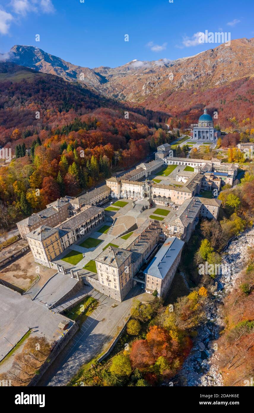 Vue aérienne du Sanctuaire d'Oropa en automne, Biella, quartier de Biella, Piémont, Italie, Europe. Banque D'Images