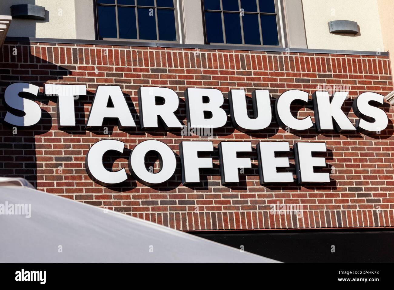 Perrysburg, États-Unis. 12 novembre 2020. Logo du café Starbucks visible dans l'un de ses magasins. Crédit : SOPA Images Limited/Alamy Live News Banque D'Images