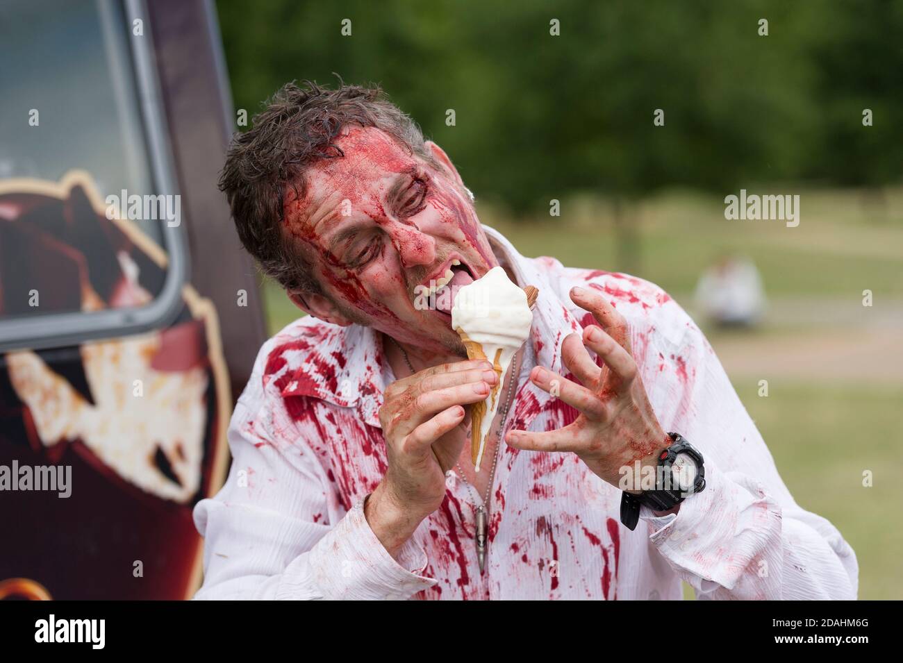 Les gens qui apprennent comment agir comme un zombie lors d'une journée d'entraînement de zombie, Hyde Park, Londres, l'entraînement a été organisé par 'Zombie Evacuation races' qui a dirigé le plus grand événement Zombie de Grande-Bretagne. Hyde Park, Londres, Royaume-Uni. 18 août 2013 Banque D'Images