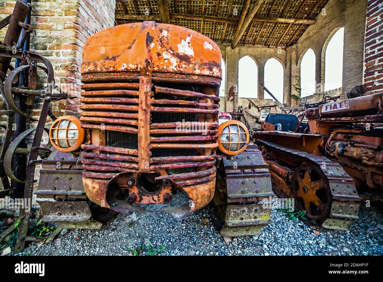 Grazzano Visconti, Emilia Romagna, Italie - 28 SEPTEMBRE 2020 : célèbre tracteur italien FIAT d'époque Banque D'Images