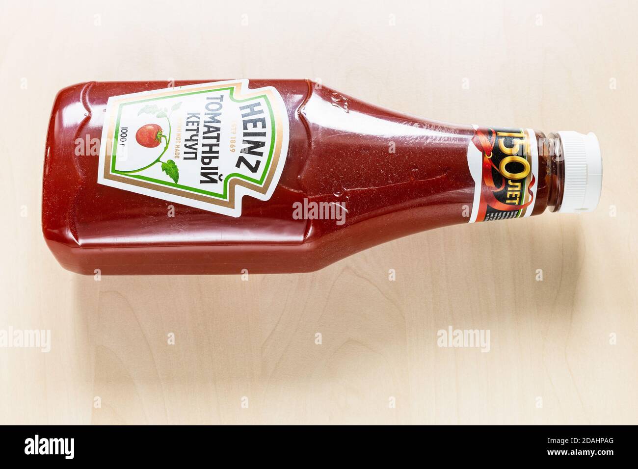 MOSCOU, RUSSIE - 4 NOVEMBRE 2020 : vue du dessus de la russe couchée 150e anniversaire de l'édition bouteille de ketchup Heinz Tomato sur un tableau brun clair. Heinz Toma Banque D'Images