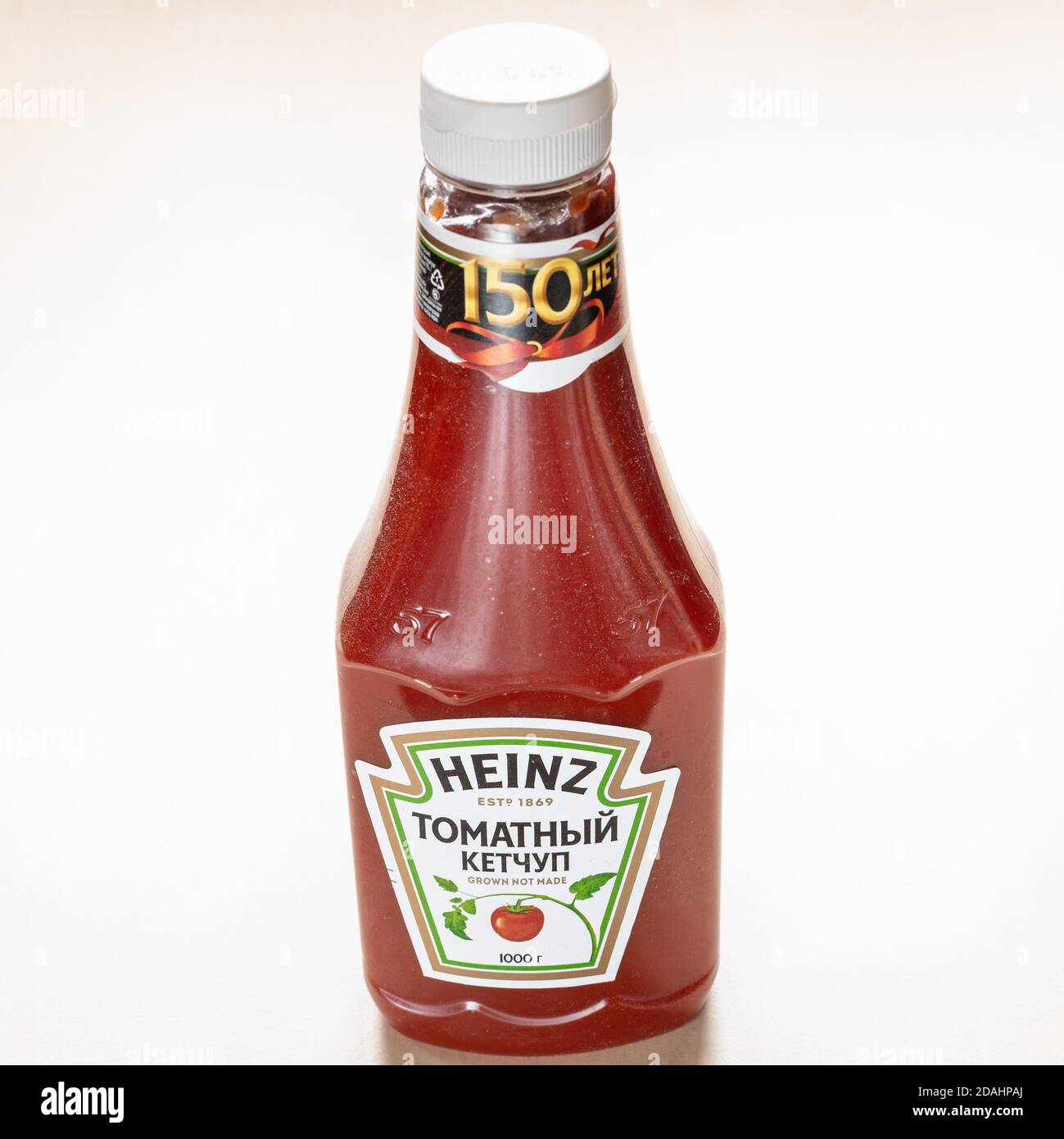 MOSCOU, RUSSIE - 4 NOVEMBRE 2020: russe 150e anniversaire de l'édition bouteille de ketchup Heinz Tomato sur un tableau brun clair. Les produits de ketchup de Heinz à la tomate Banque D'Images