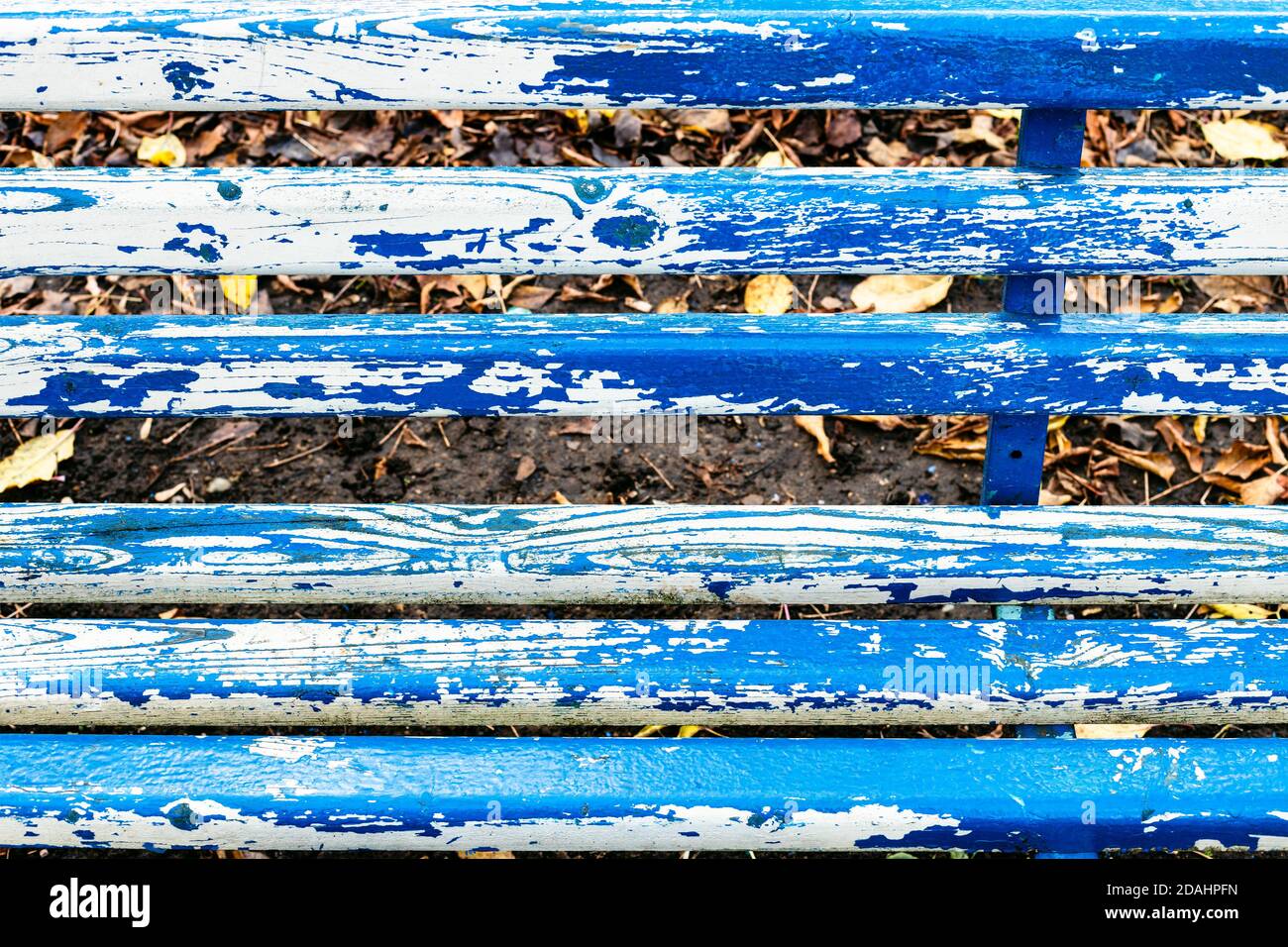 bancs en bois bleu et blanc en ville parc le jour de l'automne Banque D'Images