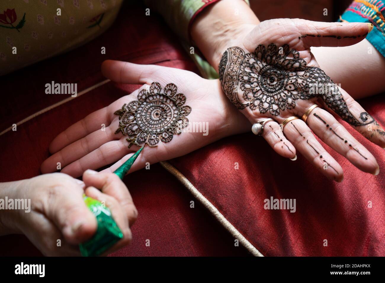 Vidéo de haut en bas d'une femme qui copie le tatouage au henné mehndi  d'une main à l'autre en préparation du festival hindou de teej,  karwachauth, diwali Photo Stock - Alamy