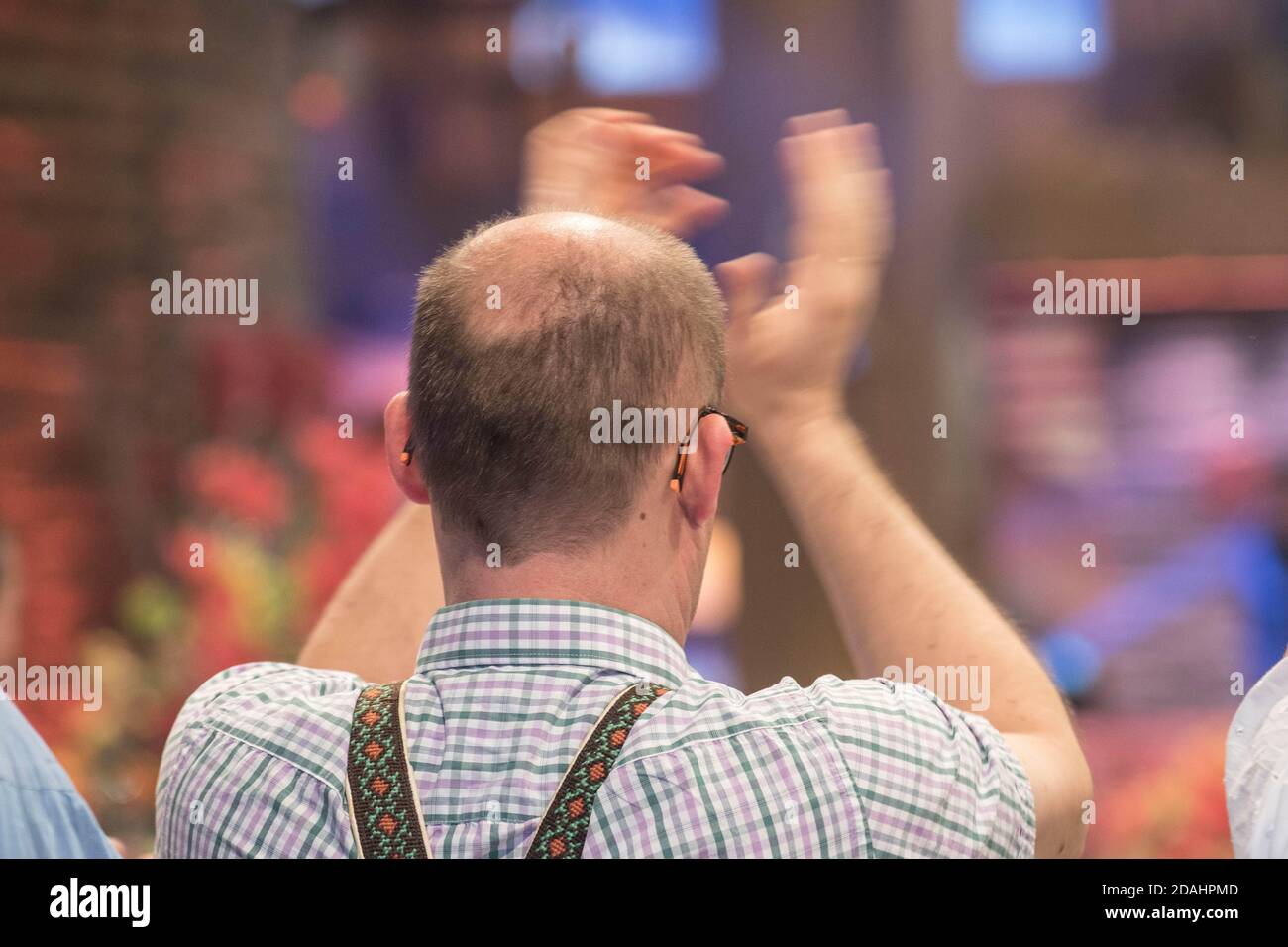 homme vieillissant avec des cheveux blonds courts obtenant une tête chauve, homme claquant dans ses mains Banque D'Images