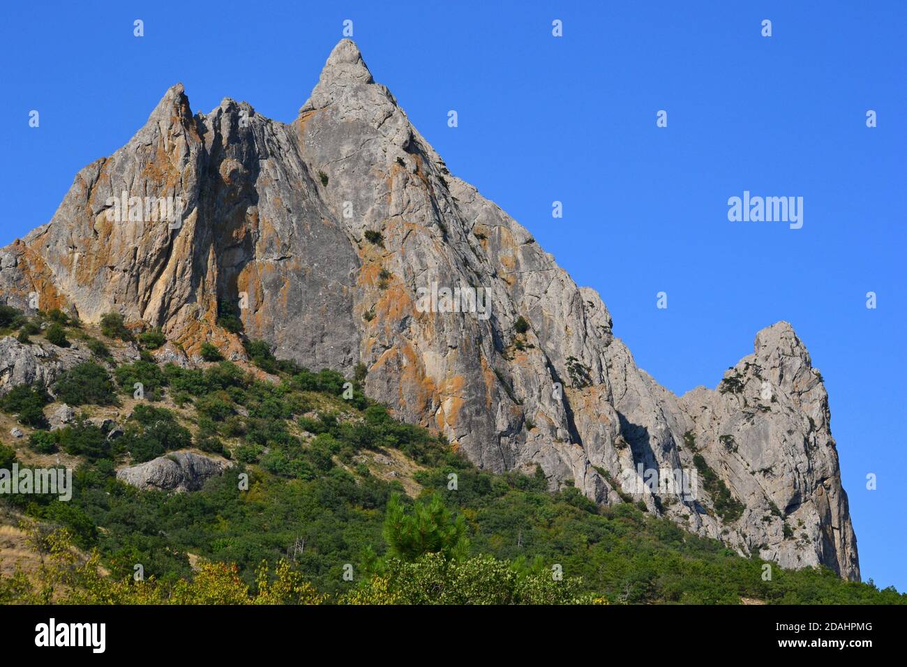 Un pic de montagne pointu en Crimée. Banque D'Images