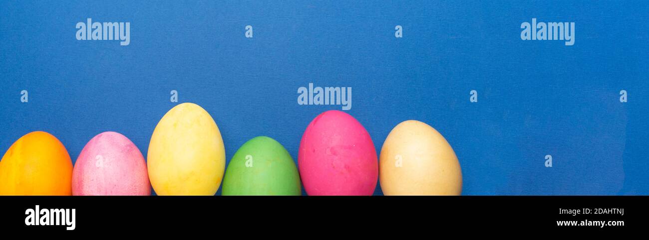 mise au point sélective. Peint avec des colorants alimentaires, des œufs de poulet pour les vacances de Pâques Banque D'Images