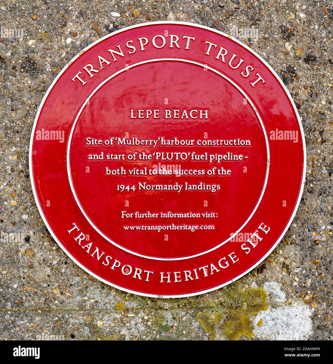 Plaque du patrimoine rouge à Lepe Beach, New Forest, Hampshire, Angleterre, Royaume-Uni - site de construction du port de 'Mullberry' et début du gazoduc de 'Pluto'. Banque D'Images